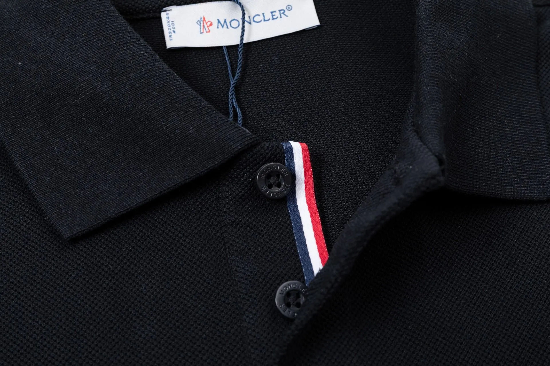 Moncler POLO Polo Polo Classic ， 。 Polo ， Classic 。Classic ， 。 。 ：Black White Navy Blue Size：MLXLXXL